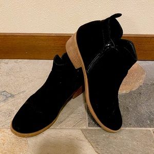 Women’s size 7 Time and Tru flat ankle boots: black